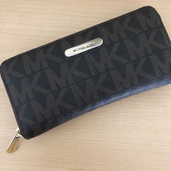 Michael Kors Zip Around Wallet